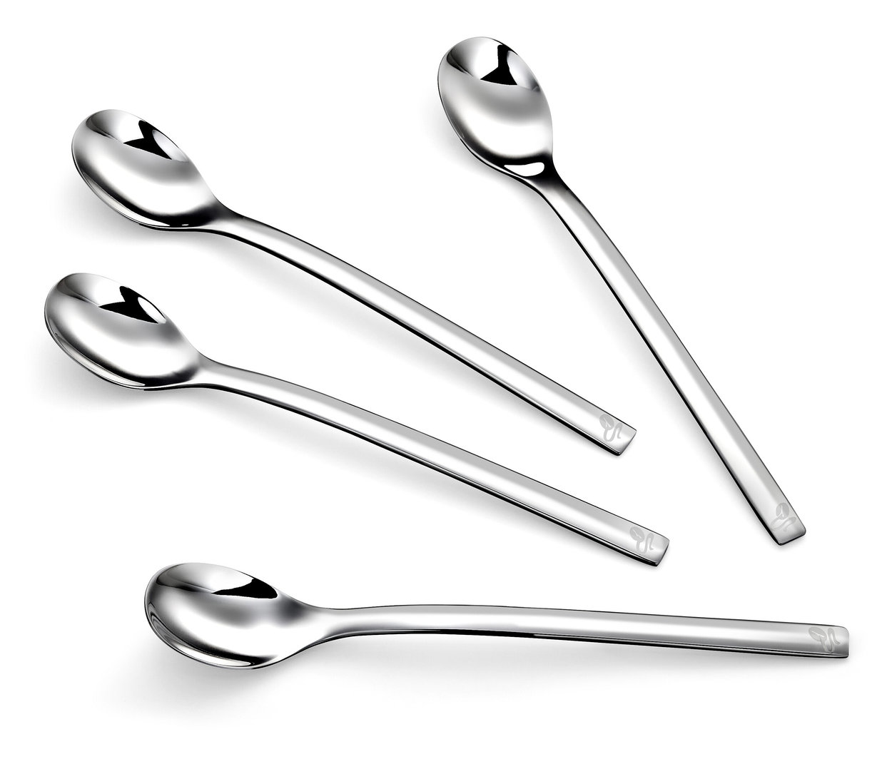 Quatre cuillères à latte macchiato, lot de 4, en diagonale sur fond blanc.