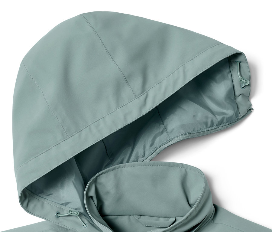 Gros plan sur un trench-coat de pluie vert avec capuche.