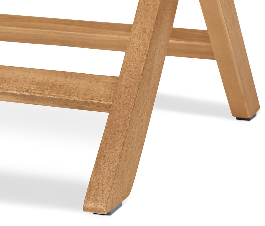Gros plan sur une chaise en bois, Chaise pliable avec accoudoirs « Lenja ».
