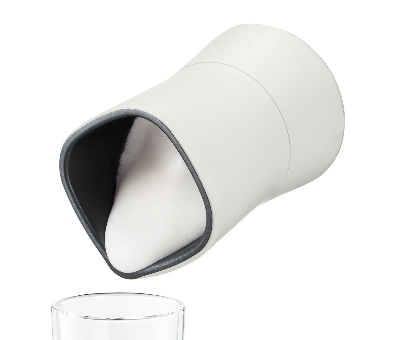 Un mousseur à lait électrique crème verse de la mousse de lait dans un verre.