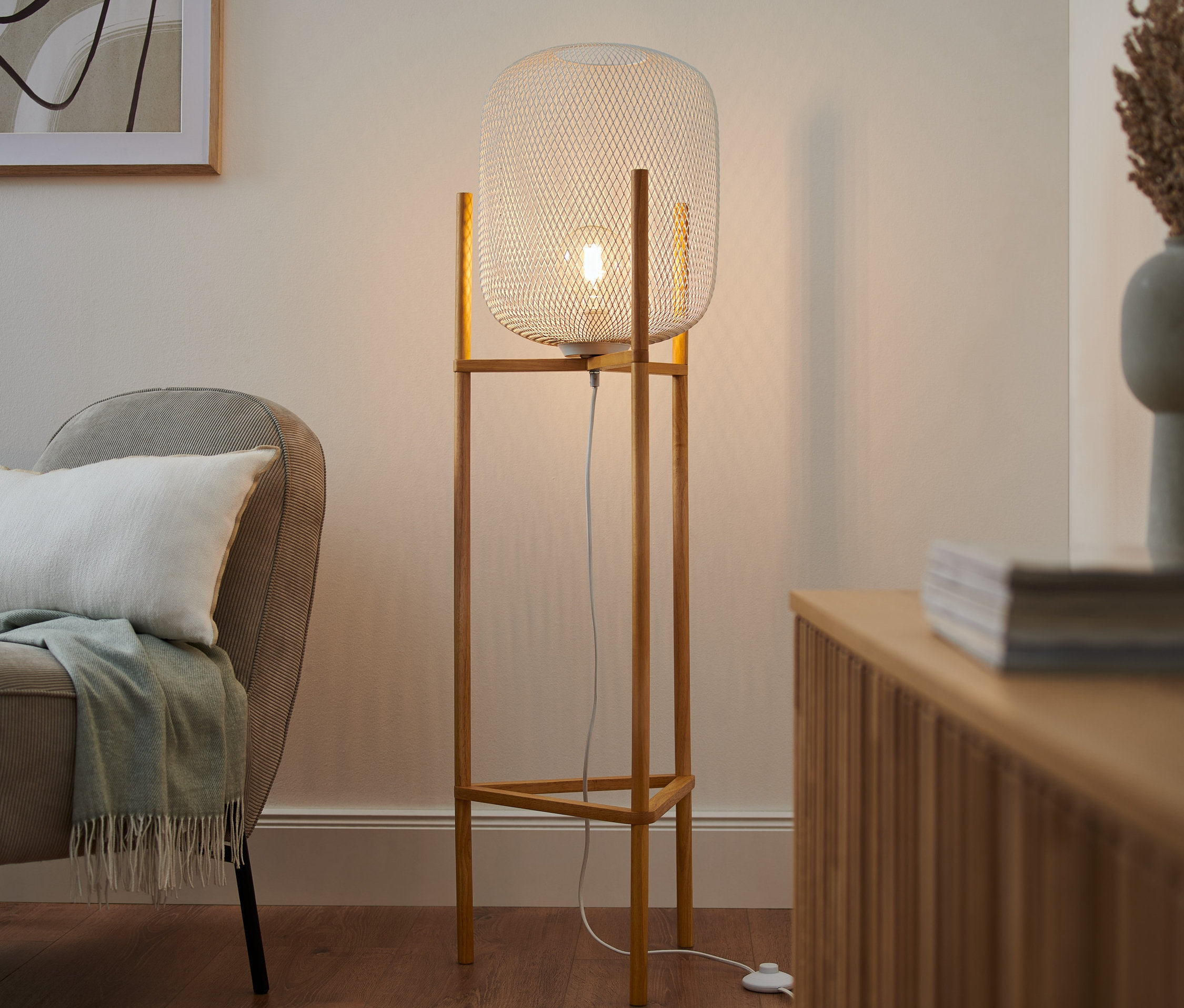 Un lampadaire trépied dans un salon.