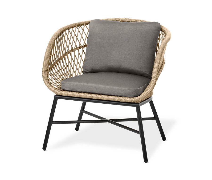 Un fauteuil de jardin « Boho » avec tressage en polyrotin et coussins gris.