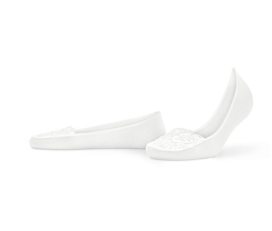 Deux paires de socquettes blanches pour ballerines avec dentelle sont posées sur un fond blanc.