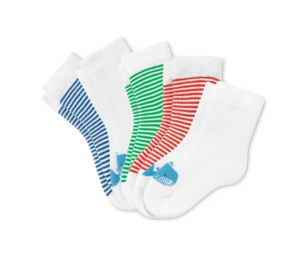 Cinq paires de petites chaussettes en éponge pour bébés, blanches avec différents motifs.