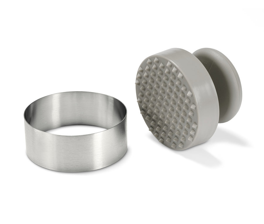 Un anneau en acier inoxydable et une presse à burgers grise.