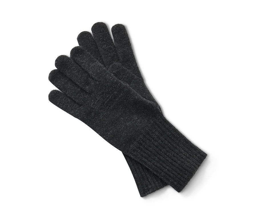 Des gants en maille anthracite avec de la laine sont posés l'un sur l'autre.
