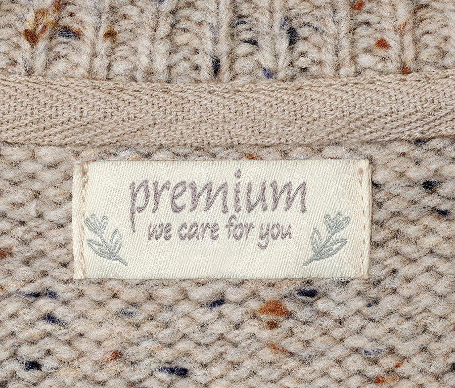 Gros plan sur un pull en maille avec une étiquette Premium.