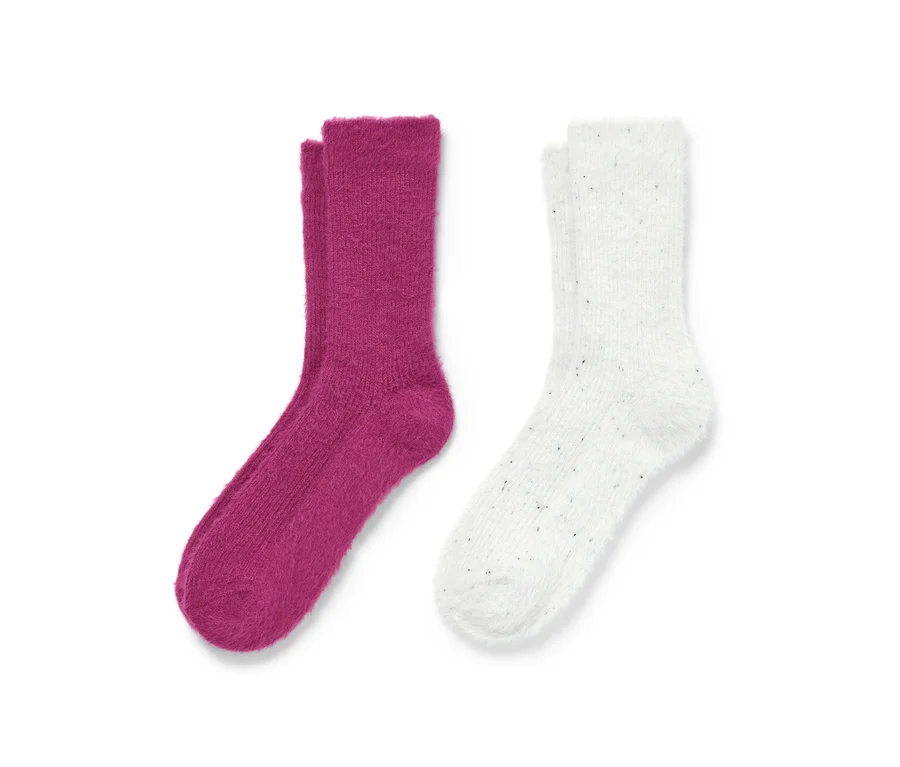 Deux paires de chaussettes moelleuses avec fil à effet, une violette et une blanche avec des mouchetures colorées.