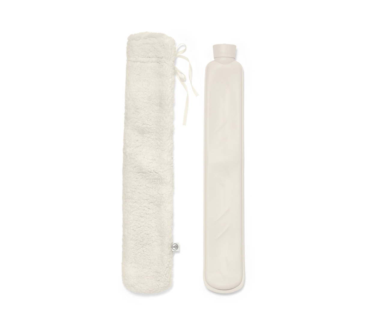Une bouillotte tube avec une couverture en peluche sur fond blanc.