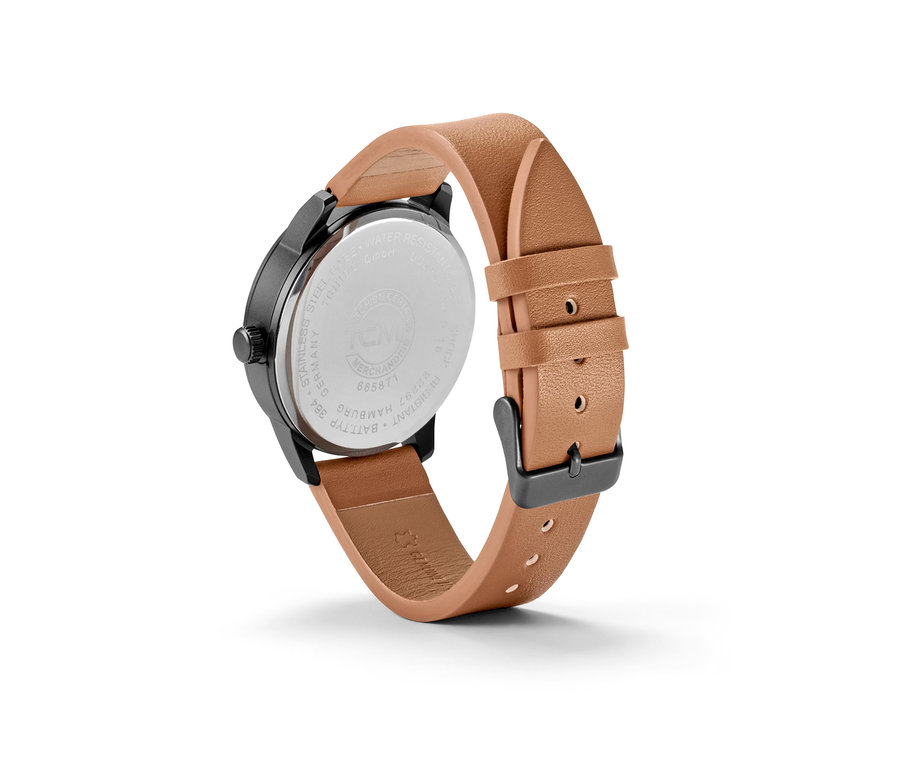 Vue détaillée d'une montre style pilote avec bracelet en cuir marron.