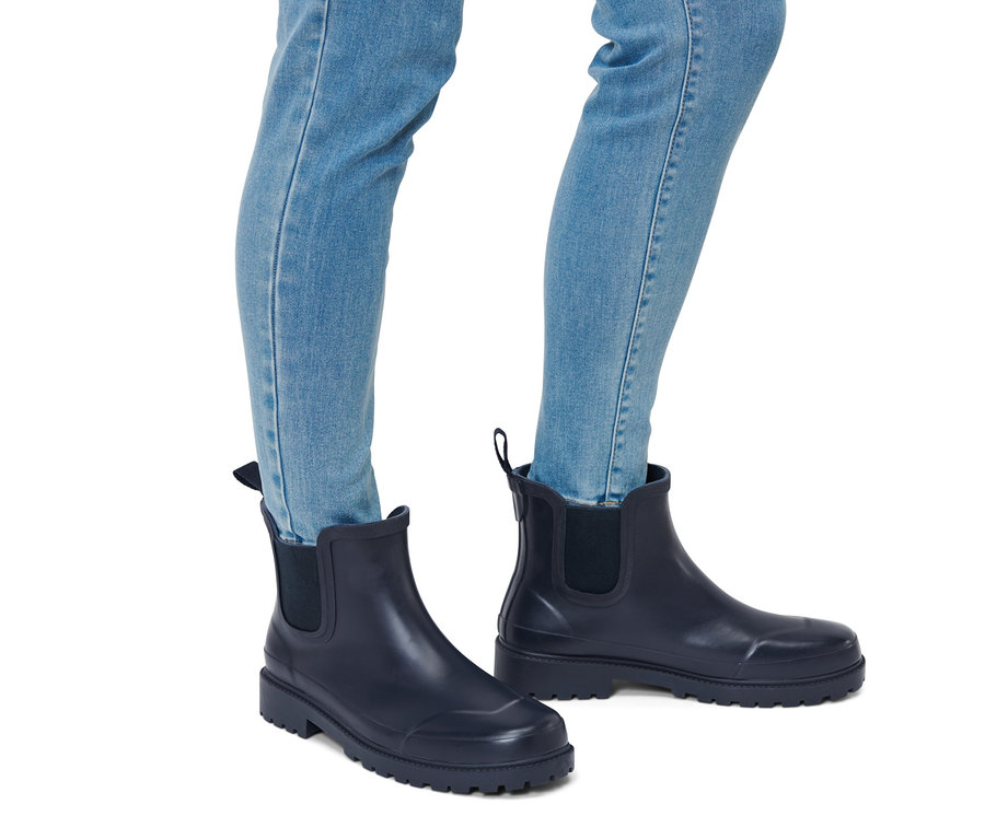 Personne portant des bottines de pluie.