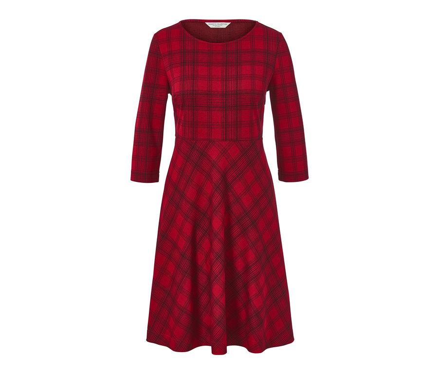 Une robe en jacquard à carreaux rouge avec des manches trois quarts.