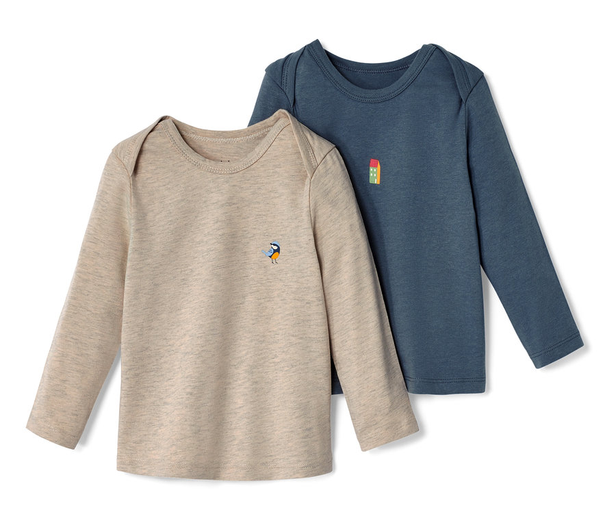 Deux hauts à manches longues pour bébé : un beige avec un motif d’oiseau et un bleu avec un motif de maison.