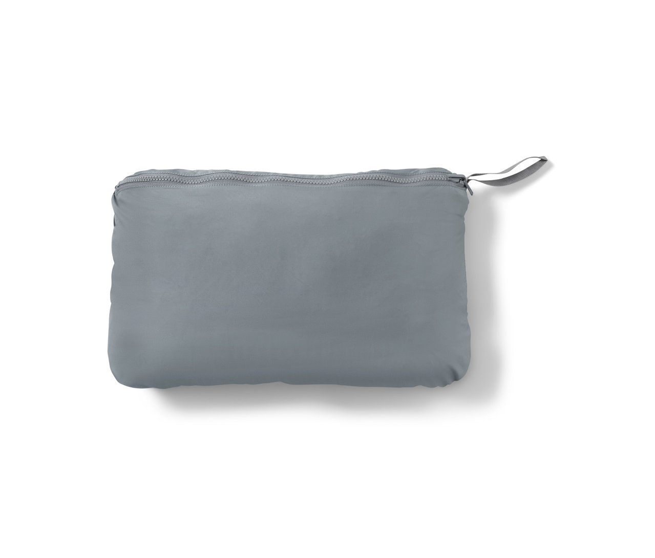 Un gilet matelassé à ranger dans une pochette gris clair, sur un fond blanc.