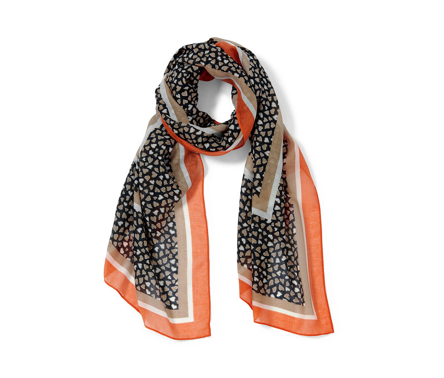 Une écharpe tissée imprimée avec un motif de coeurs, encadrée par des rayures orange et beige.