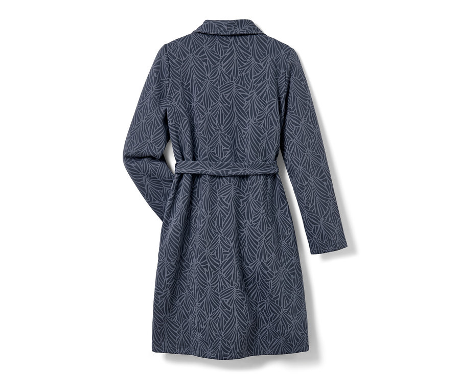 Robe de chambre bleue à motifs de feuilles.