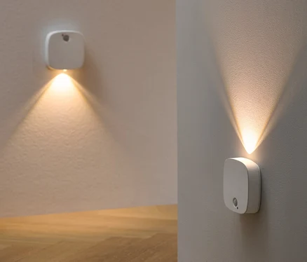 Deux éclairages multifonction à LED fixés au mur illuminent la pièce.
