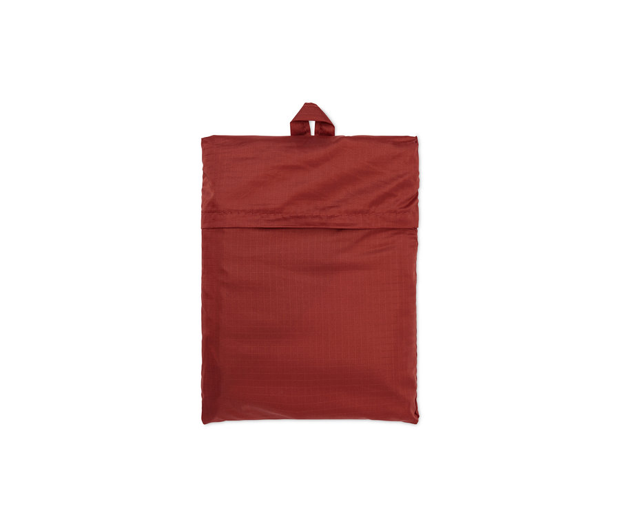 Une mini-couverture de pique-nique pliée.