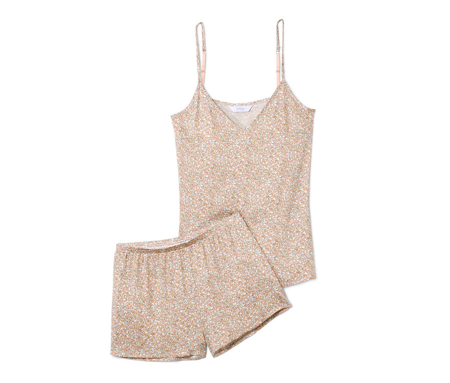 Un pyjashort à motif floral est posé sur un fond blanc.