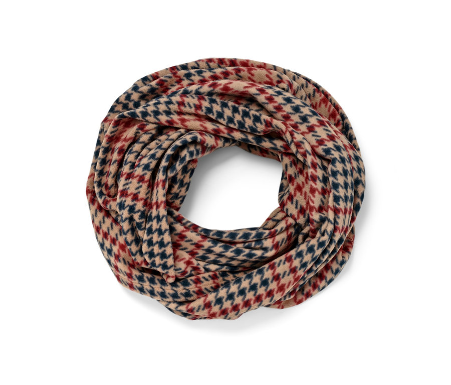 Une écharpe-tube à carreaux en polaire est enroulée en cercle.