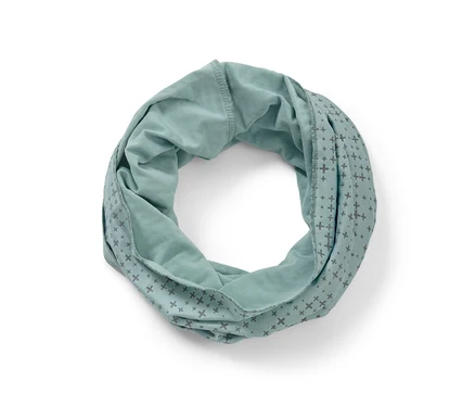 Un foulard multifonction bleu enroulé en cercle.