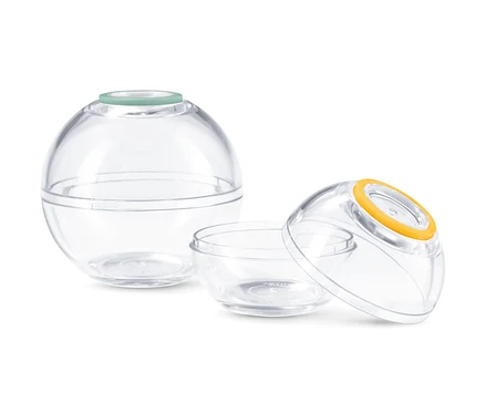 Deux 2 boîtes fraîcheur en forme de boule transparentes.