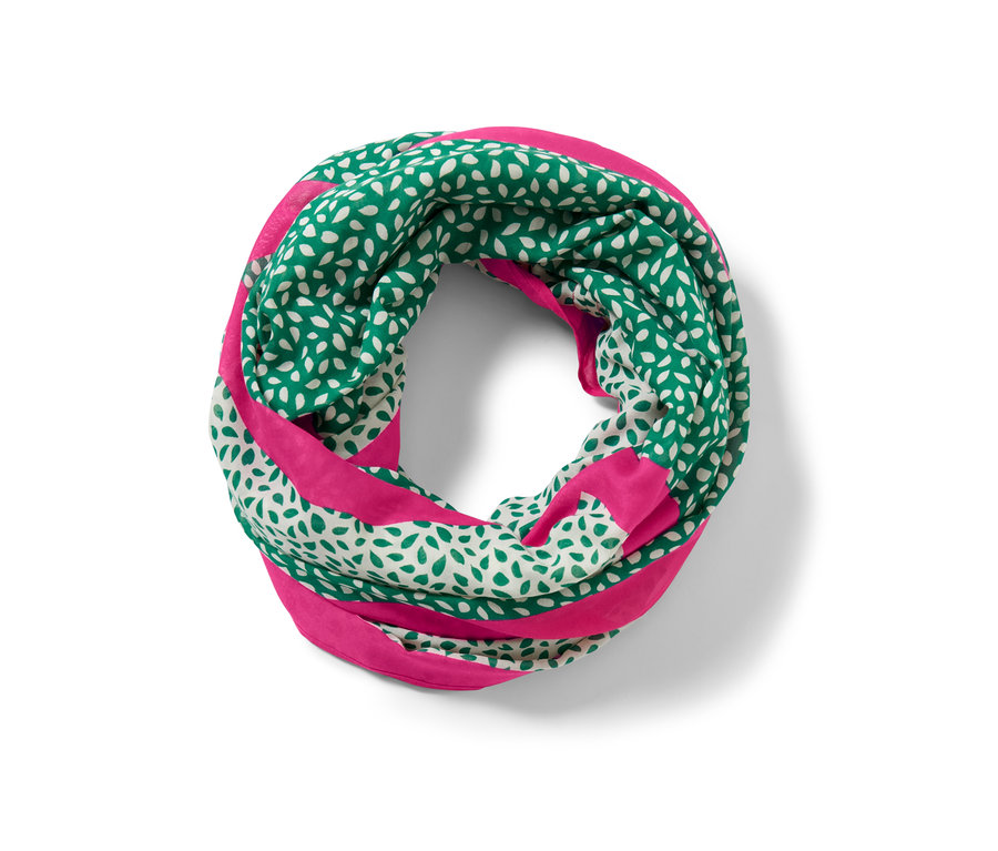 Un foulard loop imprimé vert et blanc avec des rayures roses.