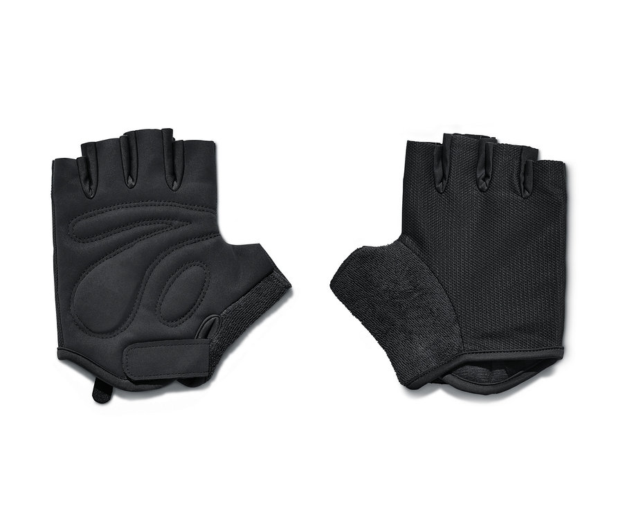 Deux gants de vélo noirs sans doigts sont placés côte à côte sur un fond blanc.