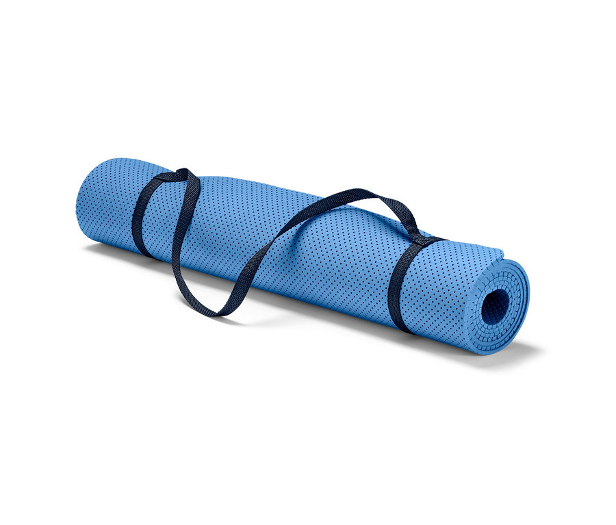 Un tapis de yoga et de fitness bleu enroulé avec des sangles de transport noires.