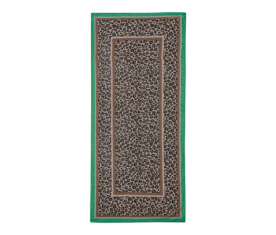 Une écharpe tissée imprimée avec un motif léopard, une bordure marron et un ourlet vert.