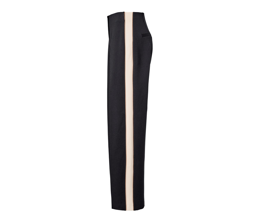 Un pantalon en jersey noir avec des bandes de galons.