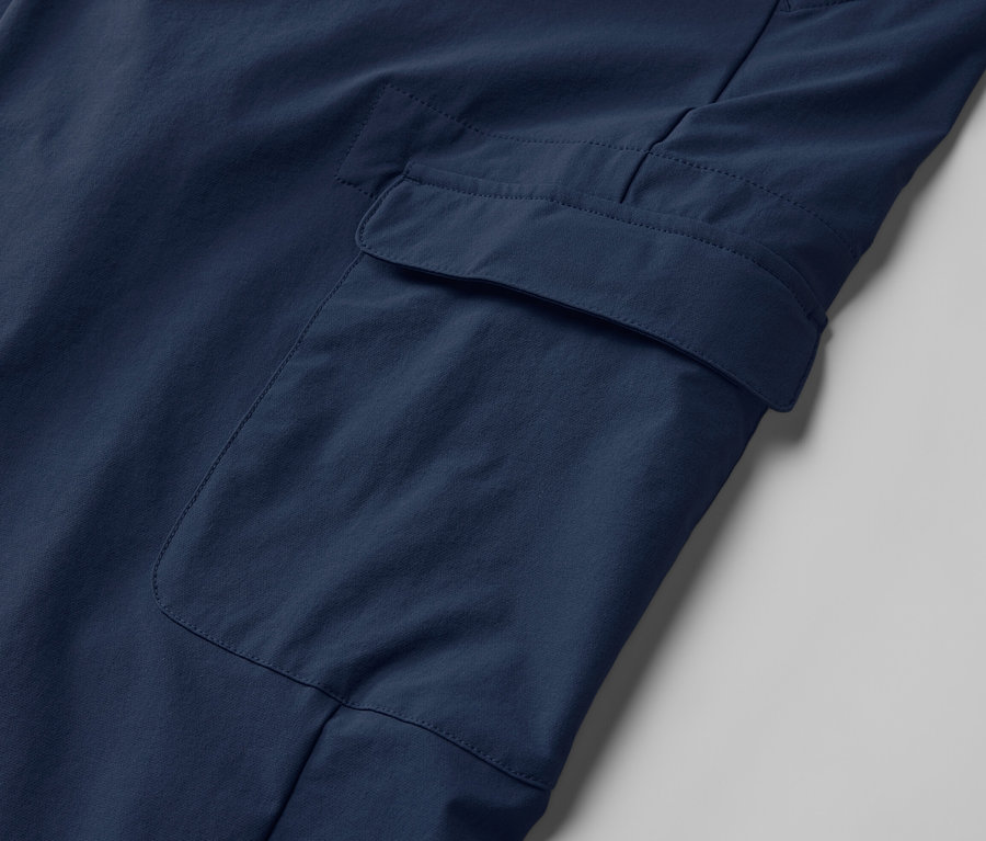 Détail d'un pantalon de jogging softshell avec poche.