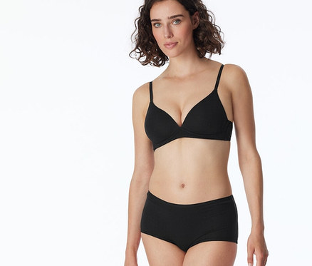 Femme portant un soutien-gorge noir et un short SCHIESSER noir.