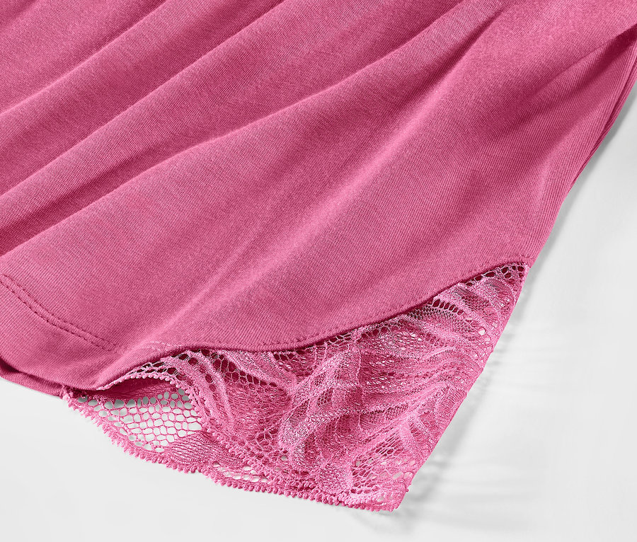 Détail d'un ensemble de pyjama court rose avec de la dentelle.