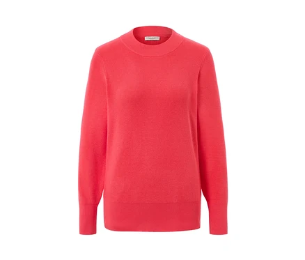 Un pull rose en maille fine.