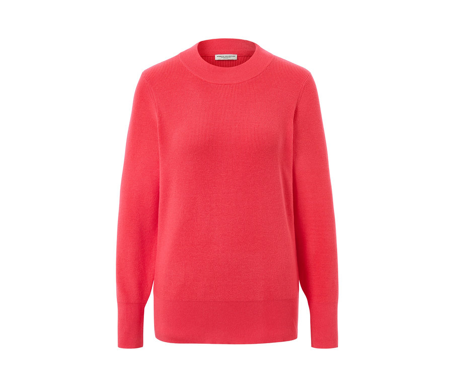 Un pull rose en maille fine.