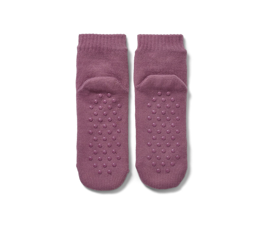 Deux chaussons-chaussettes mauves sur fond blanc.