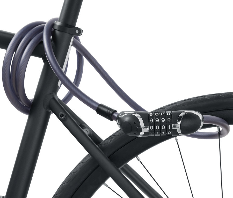 Un cadre de vélo noir est sécurisé par un câble antivol universel extra-long en acier.