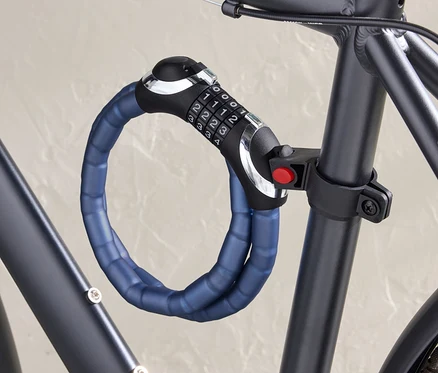 Un câble antivol blindé à LED est fixé à un cadre de vélo.