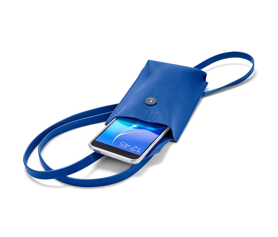 Un mini sac bleu avec un téléphone portable à l'intérieur.
