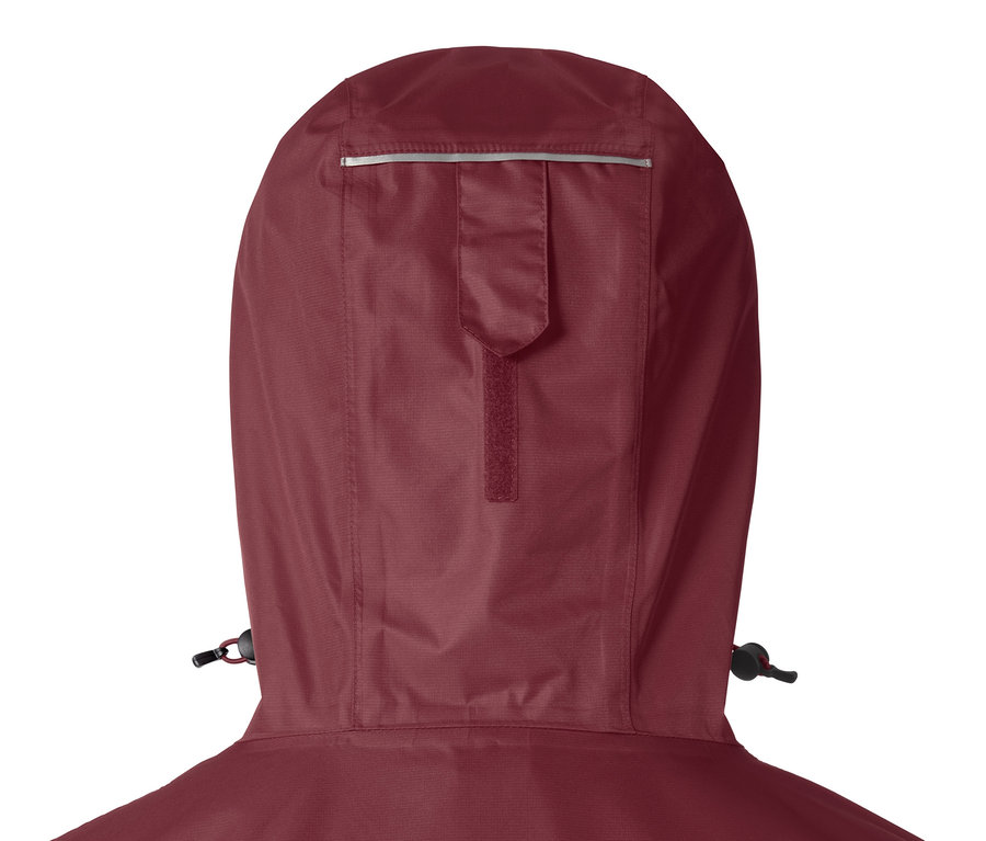 Gros plan sur la capuche d'une veste de pluie bordeaux.