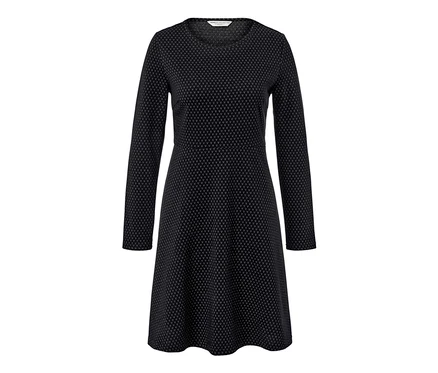 Une robe noire en jacquard scintillant est présentée.