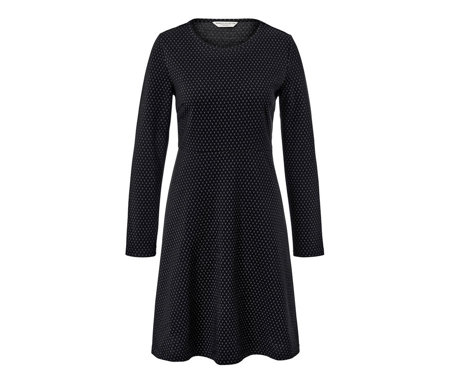 Une robe noire en jacquard scintillant est présentée.