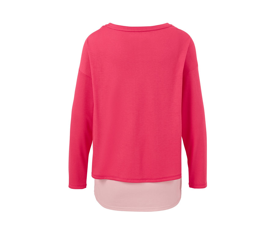 Vue détaillée de l'arrière d'un t-shirt de sport 2 en 1 rose vif.