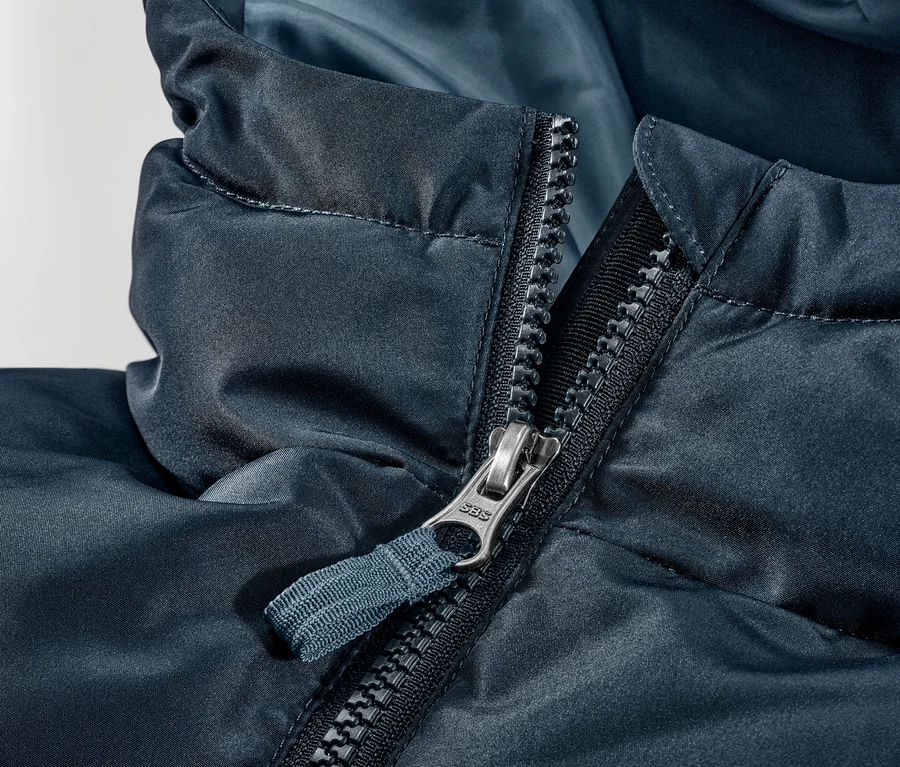 Gros plan sur une veste thermique pour enfant avec une fermeture éclair ouverte.