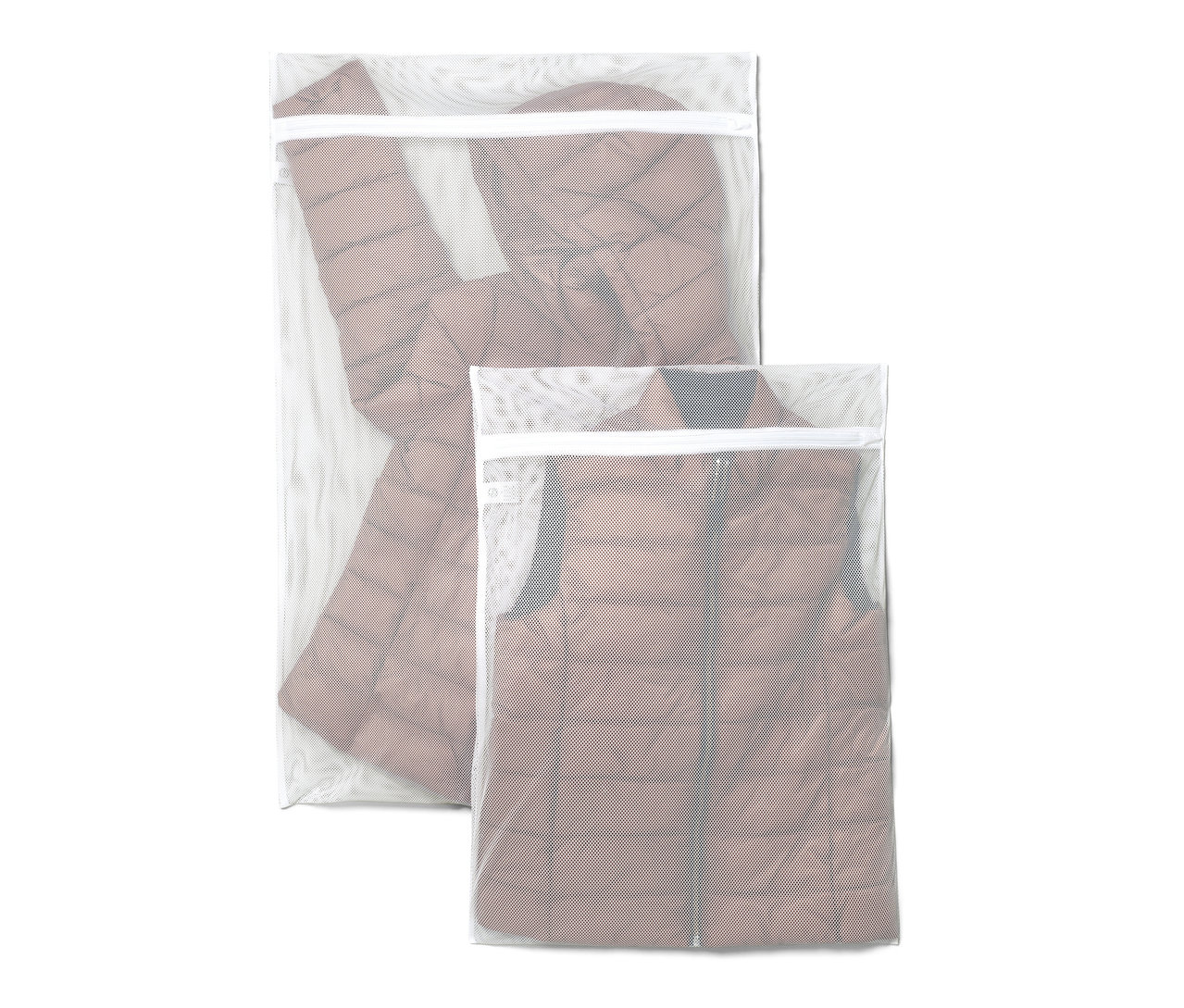 Deux grands filets à linge avec une veste et un gilet marron.