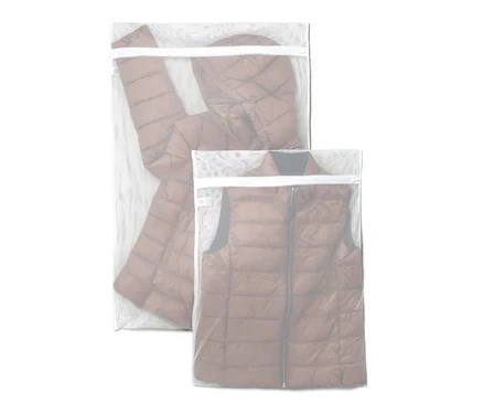 Deux grands filets à linge avec une veste et un gilet marron.