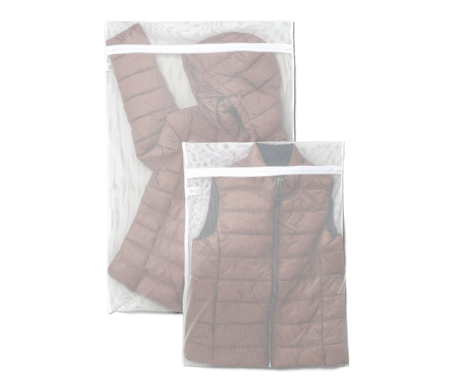 Deux grands filets à linge avec une veste et un gilet marron.