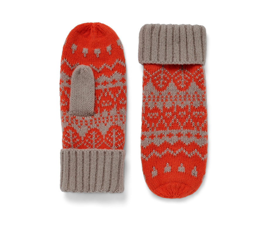 Deux moufles en maille à motifs norvégiens orange et gris.