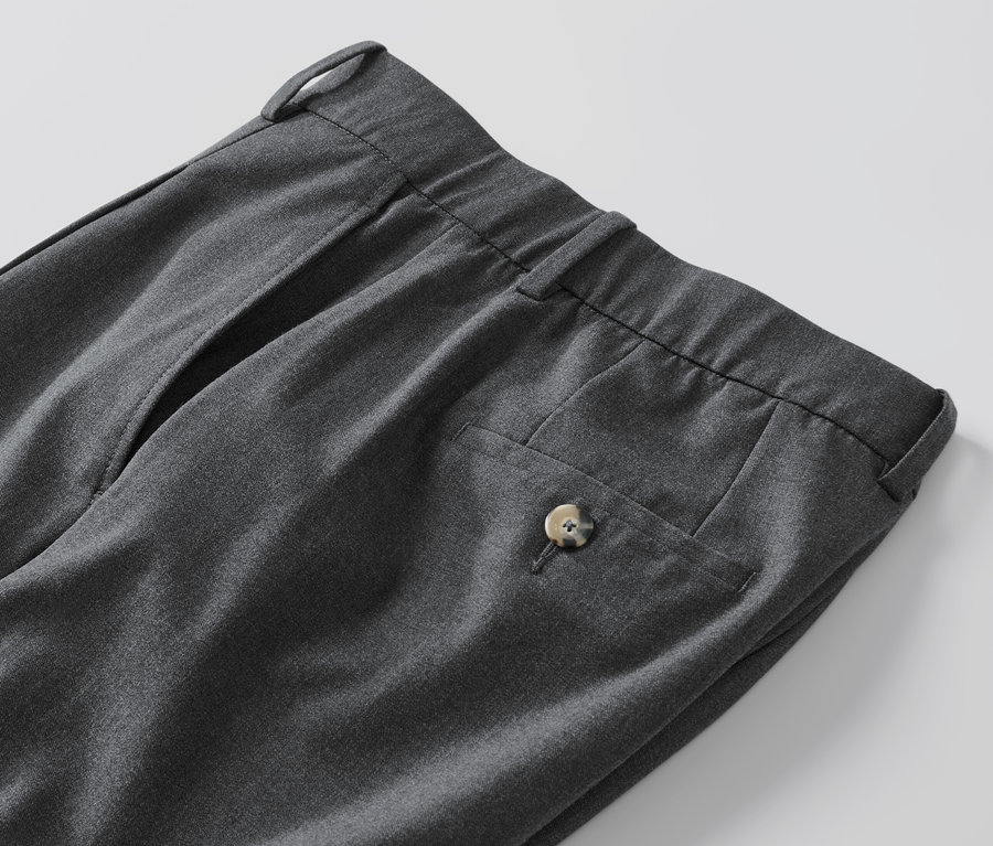 Gros plan d'un pantalon tissé confortable gris.